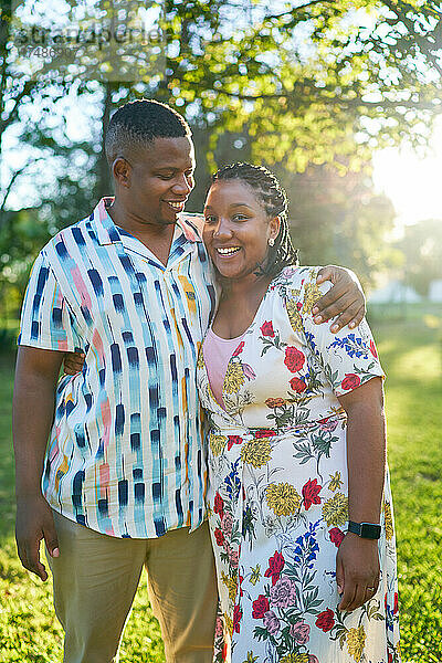 Porträt glückliches Paar umarmt in sonnigen Sommer Park