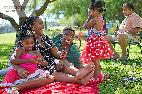 Familie entspannt sich im Sommer im Park