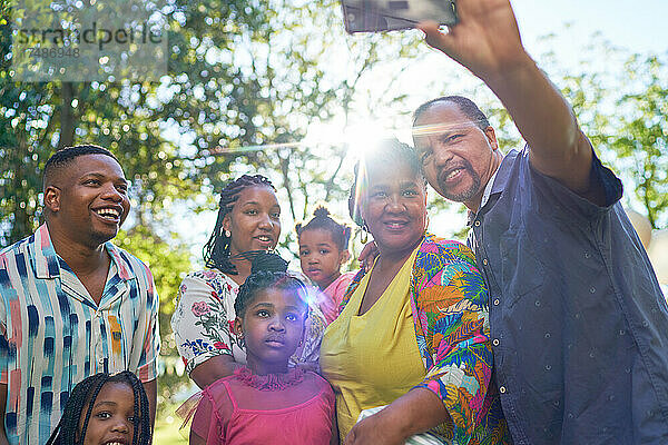 Glückliche Mehrgenerationenfamilie macht Selfie im sonnigen Park