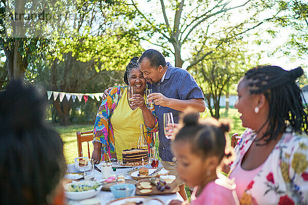 Glückliches Paar feiert Geburtstag im Sommergarten