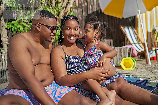 Porträt einer glücklichen Familie am Sommerpool