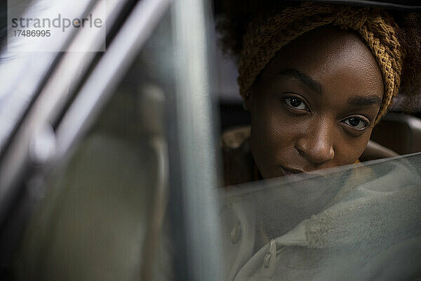 Nahaufnahme Porträt schöne junge Frau im Autofenster