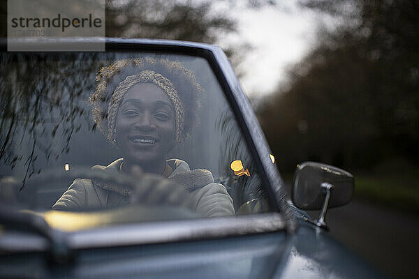 Porträt glückliche junge Frau fährt Cabrio