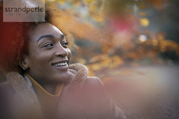 Porträt glückliche junge Frau im Herbst Park