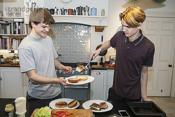 Teenager-Jungen machen Hamburger in der Küche