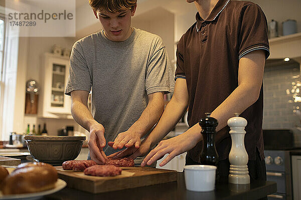 Teenager-Jungen machen Hamburger-Patties in der Küche