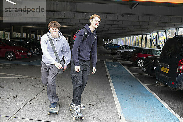 Skateboard fahrende Teenager in einem Parkhaus