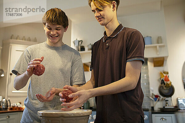 Teenager-Jungen machen Hamburger in der Küche