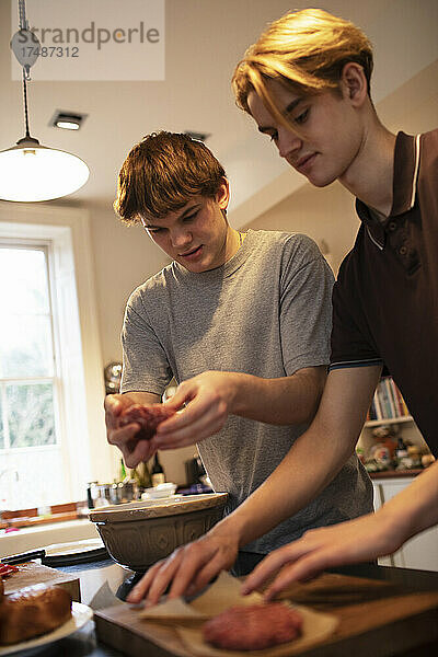 Teenager-Jungen machen Hamburger-Patties in der Küche