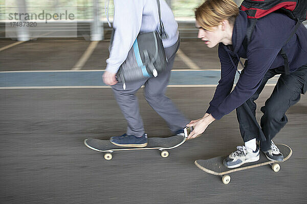 Skateboard fahrende Teenager in einem Parkhaus