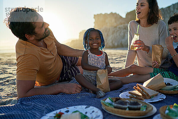 Porträt süßes Kleinkind Mädchen genießen Picknick mit Familie am Strand