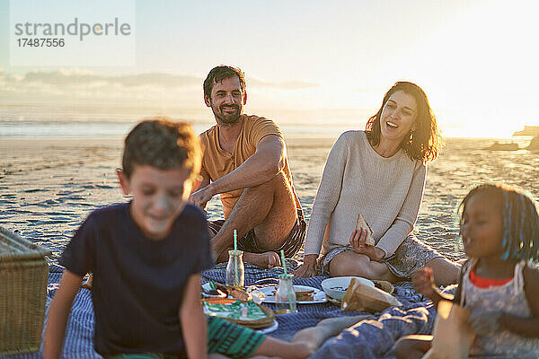 Glückliche Familie bei einem Picknick am sonnigen Strand