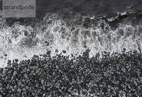 Drohnenaufnahme  Meeresbrandung mit großen runden Steinen am Strand von Rocha da Relva  Insel Sao Miguel  Azoren  Portugal  Europa