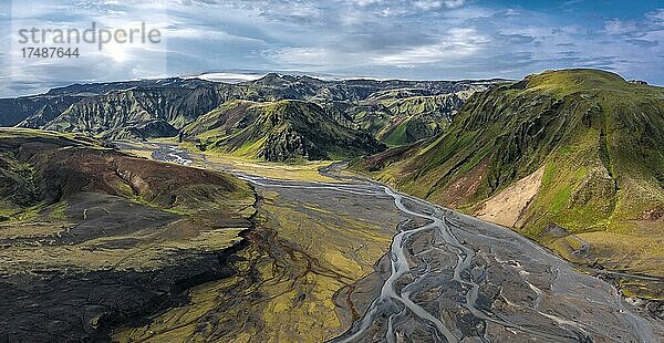 Bergpanorama  Vulkanlandschaft und Fluss  Gletscherfluss von oben  Luftaufnahme  Flussarme mäandern  wilde Natur  Isländisches Hochland  Þakgil  Suðurland  Island  Europa