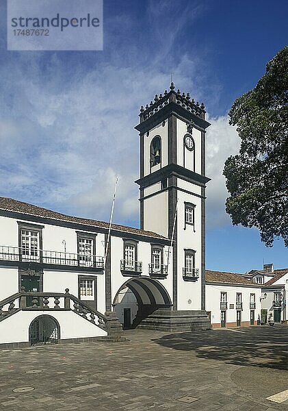 Rathaus mit Glockenturm  Ribeira Grande  Insel Sao Miguel  Azoren  Portugal  Europa