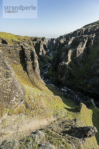 Fjaðrárgljúfur Canyon  Fjadrargljufur  tiefe Schlucht  bei Kirkjubæjarklaustur  Südisland  Island  Europa