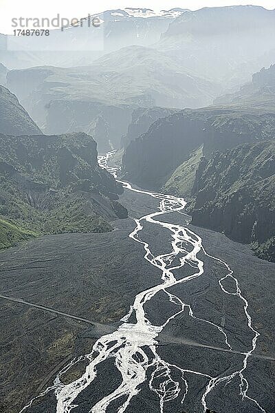 Schlucht  Berge und Gletscherfluss in einem Bergtal  wilde Natur  hinten Gletscher Mýrdalsjökull  Isländisches Hochland  Þórsmörk  Suðurland  Island  Europa