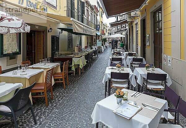 Kleine Gasse mit Restaurants in Funchal  Madeira  Portugal  Europa