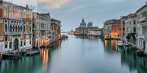 Langzeitbelichtung bei Tagesanbruch vom Canale Grande in der Lagunenstadt  Venedig  Italien  Europa