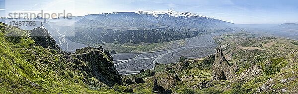 Wanderin blickt über Landschaft  Panorama  Berge und Gletscherfluss in einem Bergtal  wilde Natur  hinten Gletscher Eyjafjallajökull  Isländisches Hochland  Þórsmörk  Suðurland  Island  Europa