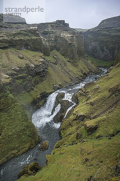 Wasserfall in einer Schlucht  Landschaft bei dem Fimmvörðuháls Wanderweg  Südisland  Island  Europa