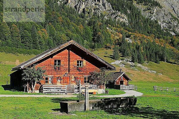 Almhaus vor Bergmassiv  Herbst  Eng-Alm  Großer Ahornboden  Karwendel  Österreich  Europa