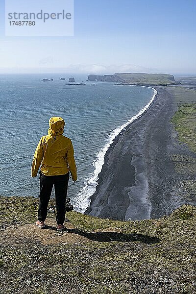 Wanderin blickt über den Reynisfjara Strand  Schwarzer Sandstrand  Dyrhólaey  Südisland  Island  Europa