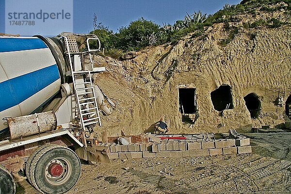 Ausbau einer Höhlenwohnung  Zementmischwagen vor Höhlenhaus (Cueva)  spanische Architektur  individuelles Wohnen  Haustypen  wohnen auf dem Land  Grima  Almeria  Andalusien  Spanien  Europa
