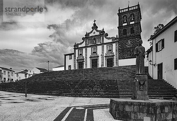 Monochrom  Denkmal Dr. Gaspar Fructuoso mit der Kirche der Nossa Senhora da Estrela  Ribeira Grande  Insel Sao Miguel  Azoren  Portugal  Europa