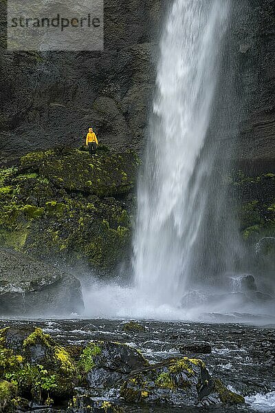 Wasserfall Skógafoss im Sommer bei schönem Wetter  Skogar  Sudurland  Südisland  Island  Europa