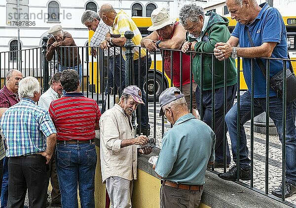 Senioren bei Spiel und Spaß in der Hauptstadt Funchal  Madeira  Portugal  Europa