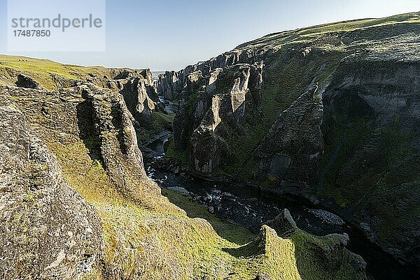 Fjaðrárgljúfur Canyon  Fjadrargljufur  tiefe Schlucht  bei Kirkjubæjarklaustur  Südisland  Island  Europa