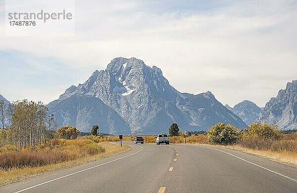 Landstraße vor Grand Teton Range Gebirgszug  Gipfel des Mount Moran  Grand Teton National Park  Wyoming  USA  Nordamerika