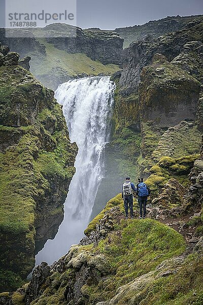 Wanderer an einem Wasserfall  Landschaft am Fimmvörðuháls Wanderweg  Südisland  Island  Europa