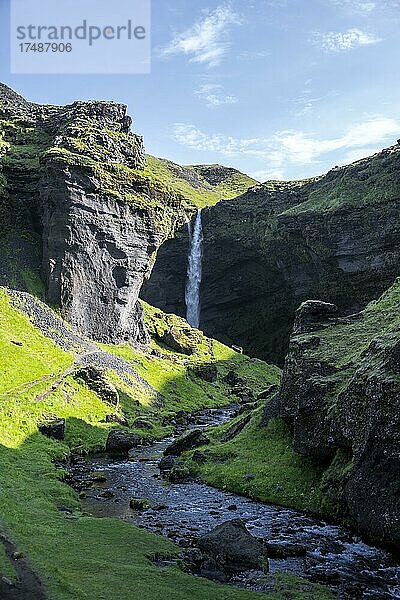 Wasserfall Kvernufoss im Sommer bei schönem Wetter  Schlucht und Fluss  Skogar  Sudurland  Südisland  Island  Europa