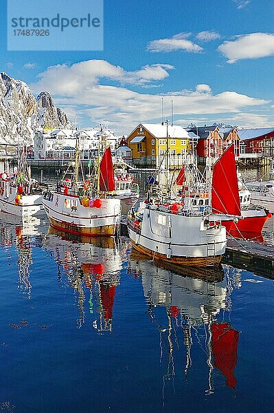 Fischerb  Boote mit roten Segeln  Pier  winterliche Landschaft  Svolvaer  Kommune Vågan  Lofoten  Norwegen  Europa