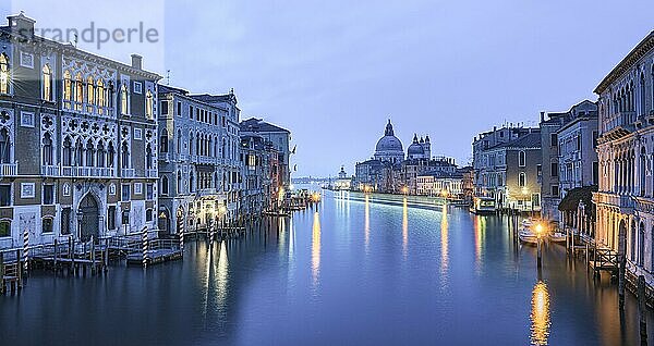 Langzeitbelichtung bei Tagesanbruch vom Canale Grande in der Lagunenstadt  Venedig  Italien  Europa