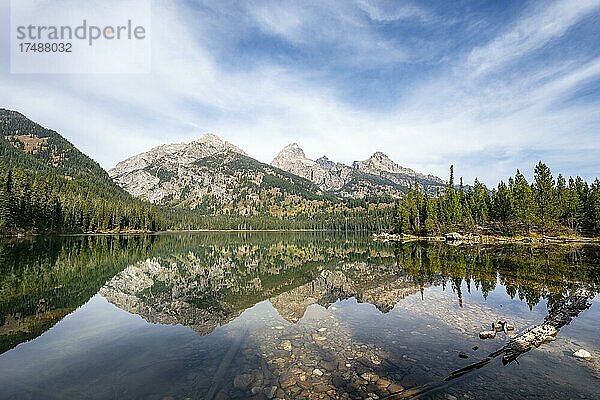 Spiegelung im Taggart Lake  Blick auf den Teton Range Gebirgszug  Gipfel Grand Teton und Teewinot Mountain  Grand Teton National Park  Wyoming  USA  Nordamerika