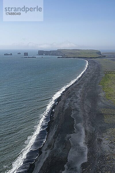 Blick über den Reynisfjara Strand  Schwarzer Sandstrand  Dyrhólaey  Südisland  Island  Europa