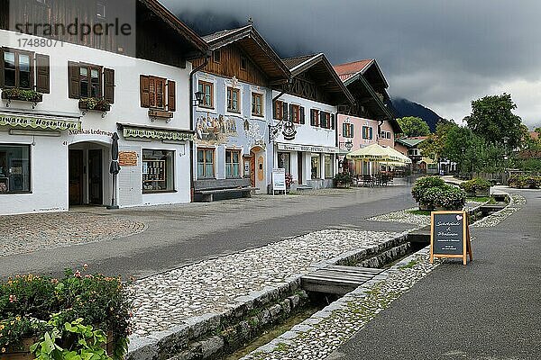 Häuserreihe  Lüftlmalerei  historische Häuser  Wasserlauf  Fußgängerzone  Mittenwald  Oberbayern  Bayern  Deutschland  Europa