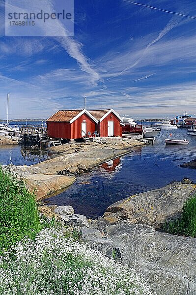 Schären  rote Bootshäuser spiegeln sich im Wasser  Hafen  Gullhomen  Schweden  Europa