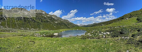 Kleiner Bergsee bei Tschuggen mit Blick nach Davos  Flüelapass  Graubünden  Schweiz  Europa