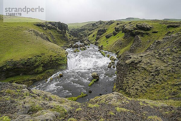 Wasserfall  Landschaft am Fimmvörðuháls Wanderweg  Südisland  Island  Europa
