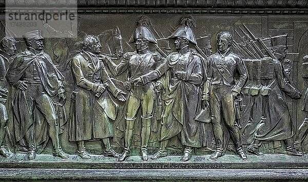 Bronzefiguren am Sockel des Denkmal von Friedrich dem Großen Unter den Linden  Berlin  Deutschland  Europa
