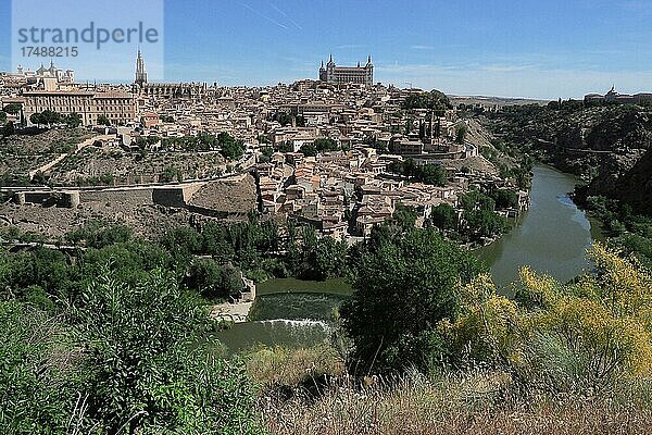 Panorama von Toledo am Fluss Tajo  Stadtpanorama Toledos mit Kathedrale Santa María  Toledo  Castilla-La Mancha  Spanien  Europa