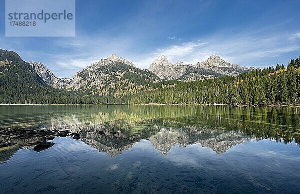 Spiegelung im Taggart Lake  Blick auf den Teton Range Gebirgszug  Gipfel Grand Teton und Teewinot Mountain  Herbst  Grand Teton National Park  Wyoming  USA  Nordamerika