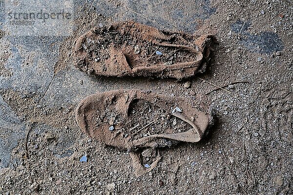 Paar maroder Leinenschuhe von oben  zwei mit Sand bedeckte Schuhe aus Leinen am Boden  Aufsicht  Andalusien  Spanien  Europa
