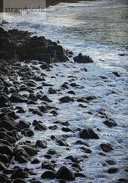 Große schwarze Lavasteine in der Brandung am Strand von Praia de Santa Barbara  Ribeira Grande  Insel Sao Miguel  Azoren  Portugal  Europa