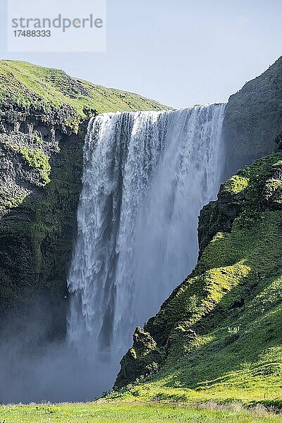 Wasserfall Skógafoss im Sommer bei schönem Wetter  Skogar  Sudurland  Südisland  Island  Europa