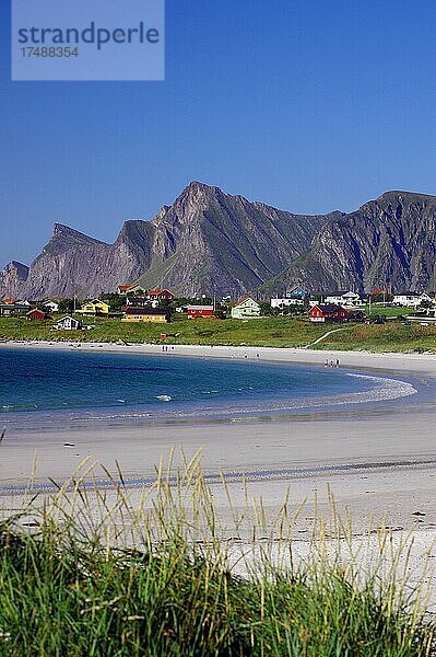 Langgezogener Sandstrand  Häuser und hohe Berge  Ramberg  Flakstadøya  Flakstad  Lofoten  Nordland  Norwegen  Europa